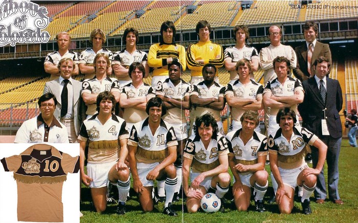 Caribous - 1978: Đội bóng ở giải VĐQG Mỹ năm 1978 đã gây sốc khi mặc áo của... chị em ra sân. Chiếc áo này, nhiều đấng nam nhi nhìn vào đã sở da gà chứ đừng nói đến mặc. Vậy mà các cầu thủ Caribous vẫn vô tư khoác lên mình